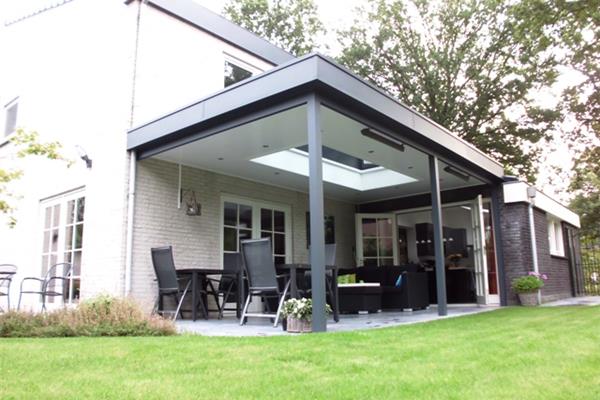 Overkapping met strakke, moderne afwerking